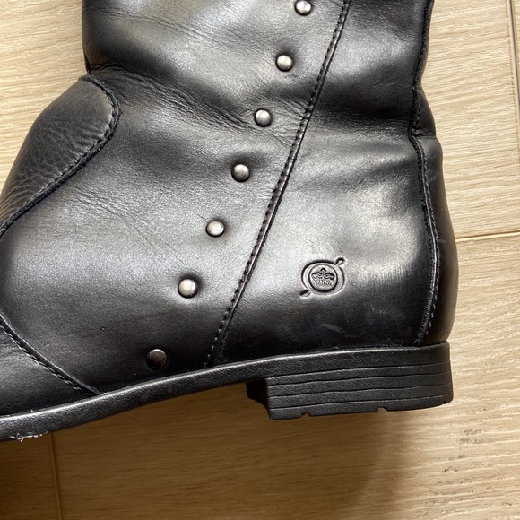 Born tall leather boot with side zip and gun metal studs women’s size 7 - Picture 6 of 16